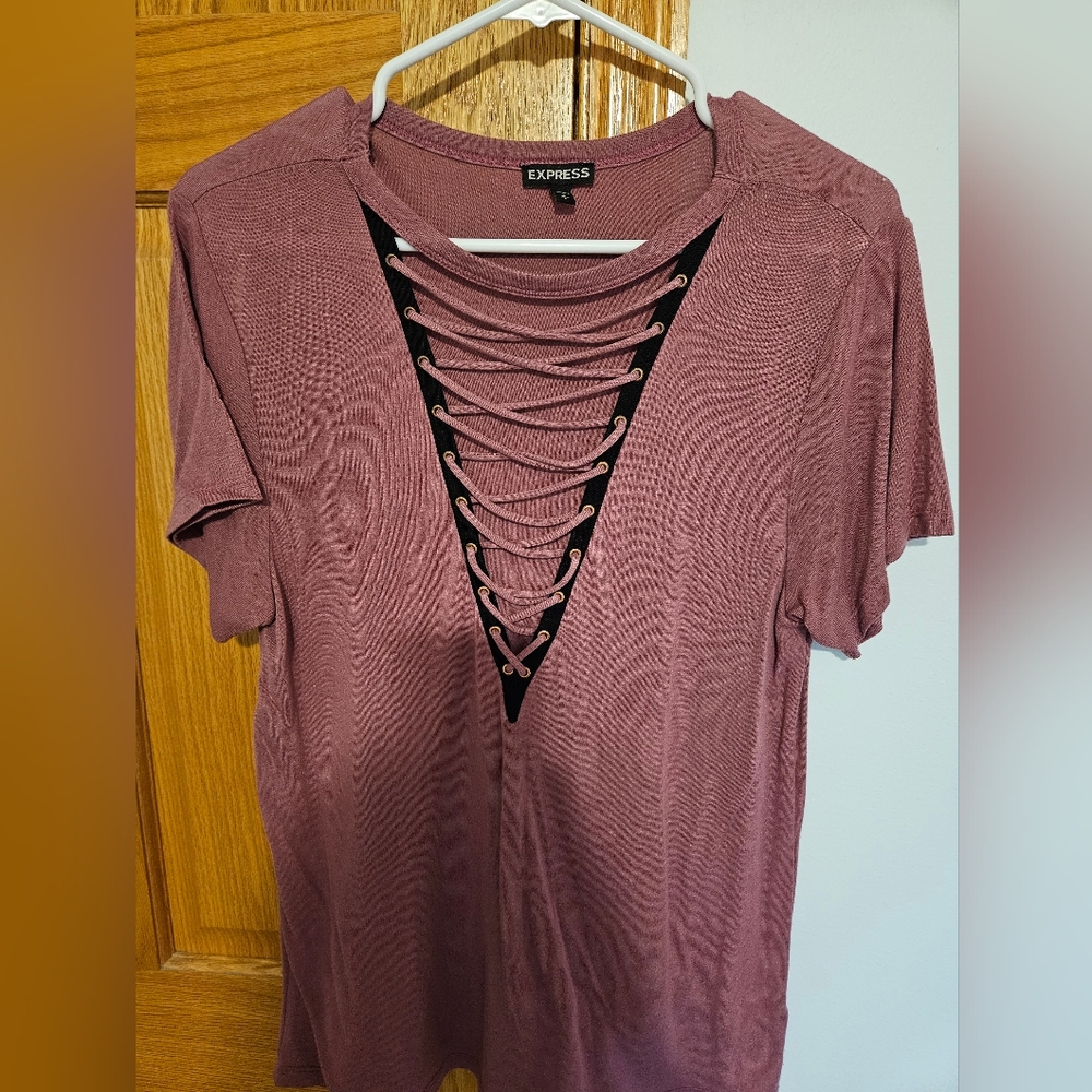 Express V-neck cross string Tee